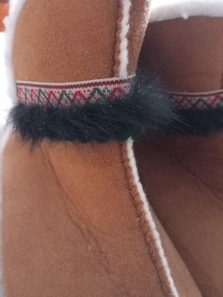 Zapatillas de casa marrones y blancas