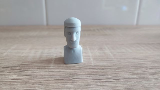 Figura Moái estilo Playmobil