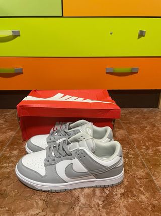 Nike Dunk grises y blancas