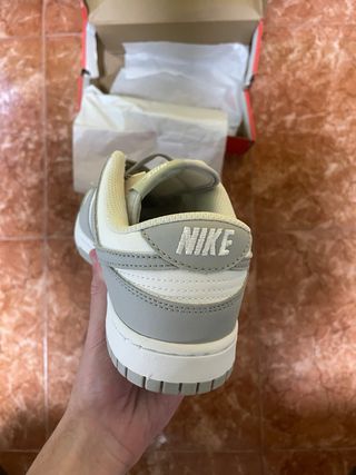 Nike Dunk grises y blancas