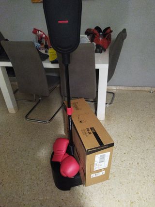 Saco de boxeo con guantes rosa