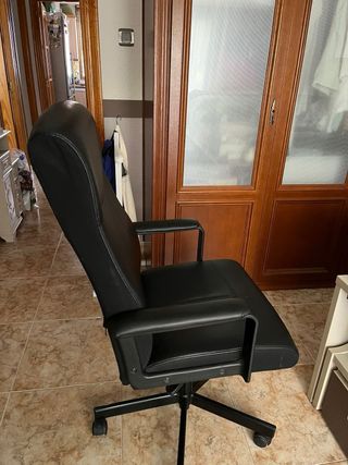 Silla de escritorio con ruedas negra