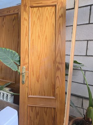 Puerta de pino macizo