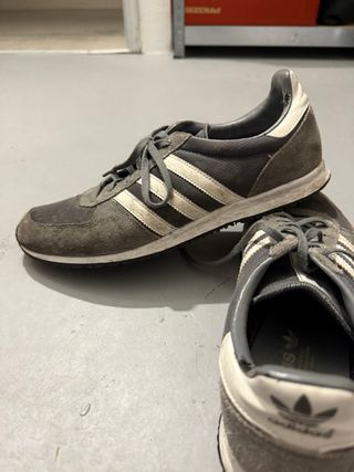 Zapatillas Adidas Grises y Blancas