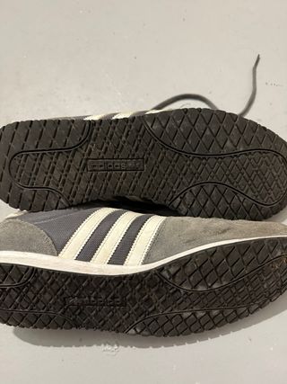 Zapatillas Adidas Grises y Blancas