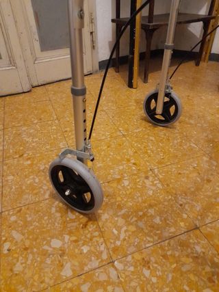 Deambulatore con ruote e freni