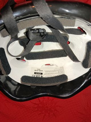 Casco infantil rosa con dibujos