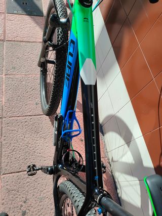 Bicicleta de carbono CUBE