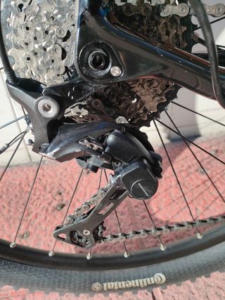 Bicicleta de carbono CUBE