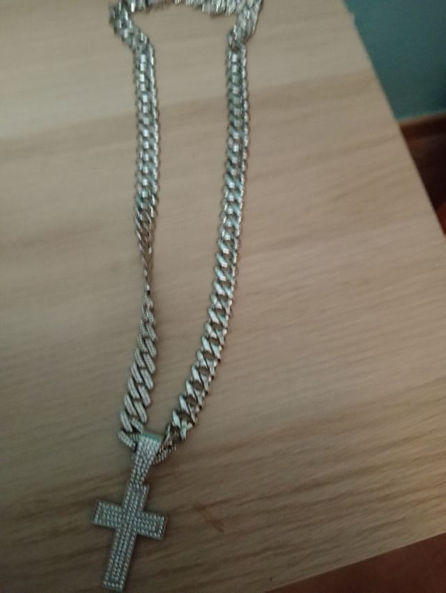 Cadena con colgante de cruz plateada,no es plata