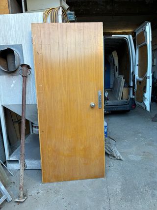 Puerta de madera con cerradura y pomo d