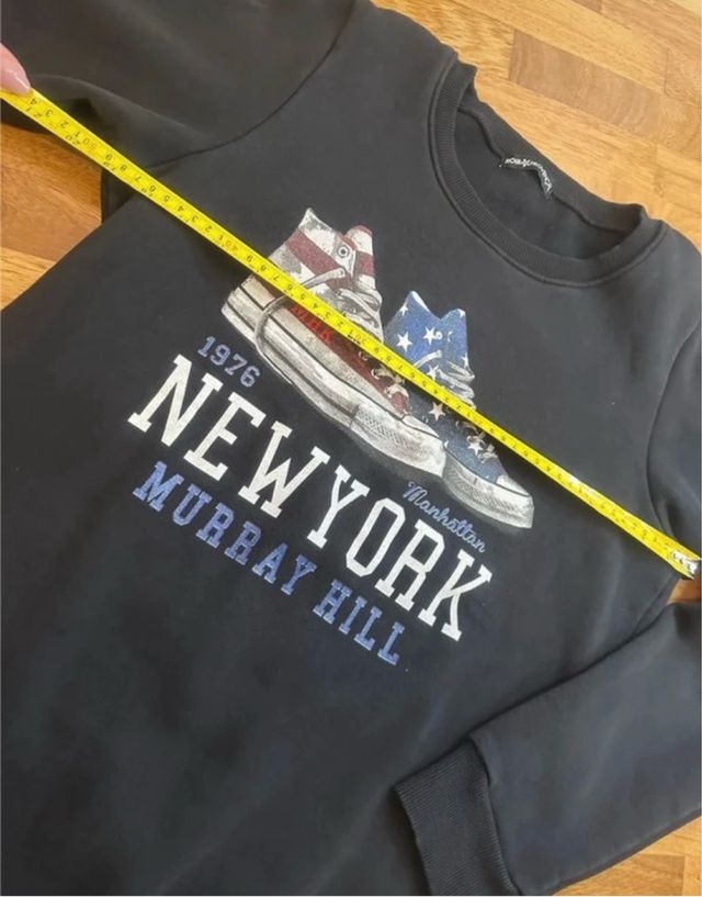 Felpa nera con stampa sneakers USA