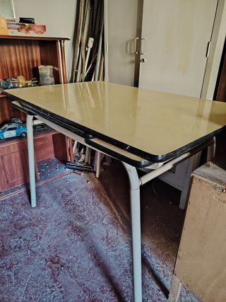 Mesa de comedor beige y marrón