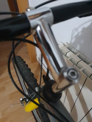 Bicicleta de montaña gris y amarilla.Urge  vender.