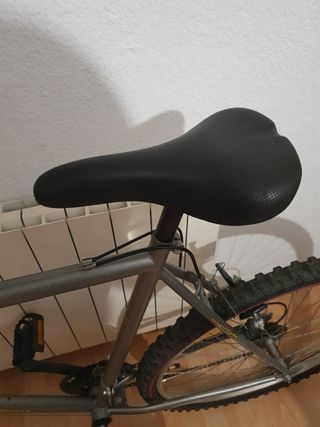 Bicicleta de montaña gris y amarilla.Urge  vender.