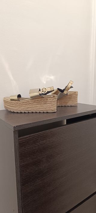 Sandalias doradas esparto plataforma Corina
