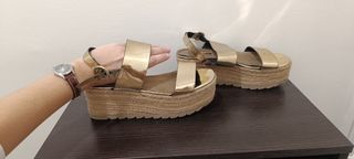 Sandalias doradas esparto plataforma Corina