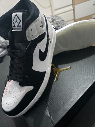 Jordan AJ1 Mid Exclusivas Negro Blanco