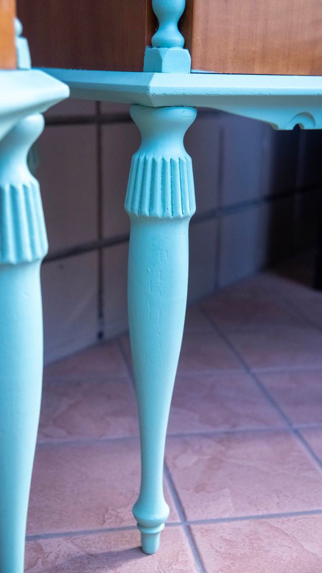 Comodino con piano in marmo e dettagli teal