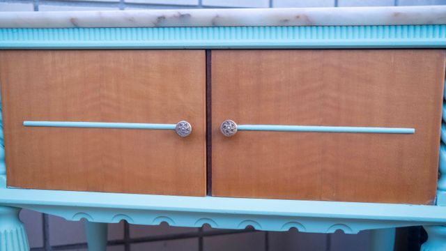 Comodino con piano in marmo e dettagli teal