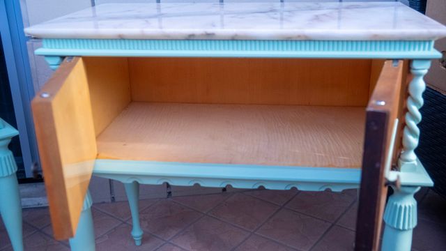 Comodino con piano in marmo e dettagli teal
