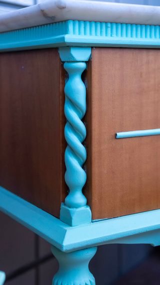 Comodino con piano in marmo e dettagli teal