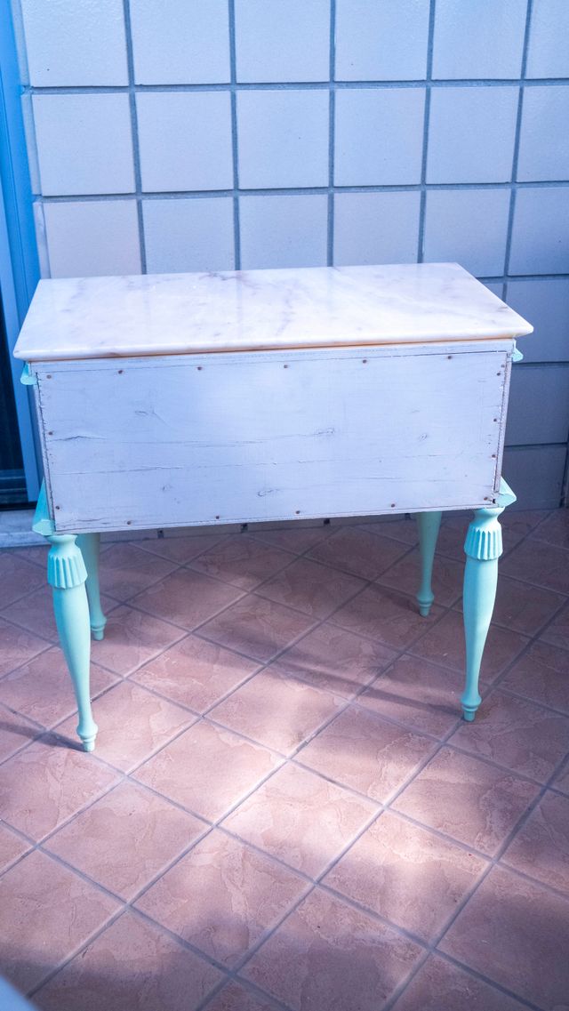Comodino con piano in marmo e dettagli teal