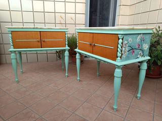 Comodino con piano in marmo e dettagli teal