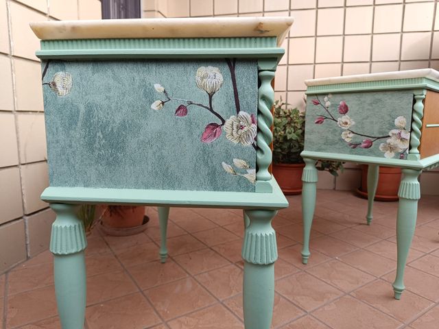 Comodino con piano in marmo e dettagli teal
