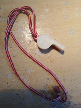 Apito com cordão vermelho e branco