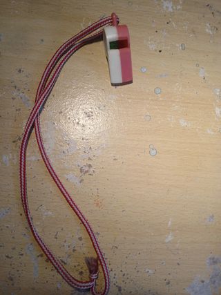 Apito com cordão vermelho e branco