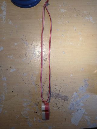 Apito com cordão vermelho e branco