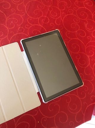 Tablet con funda azul clarito