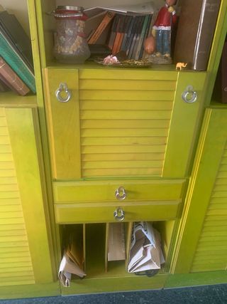 Mueble de salón verde y amarillo