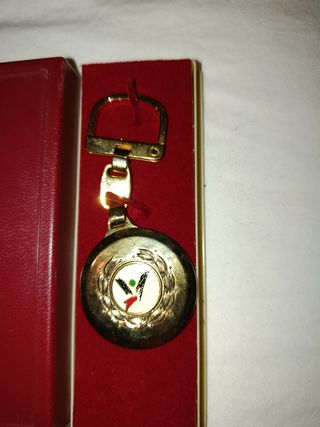 Llavero dorado con medalla