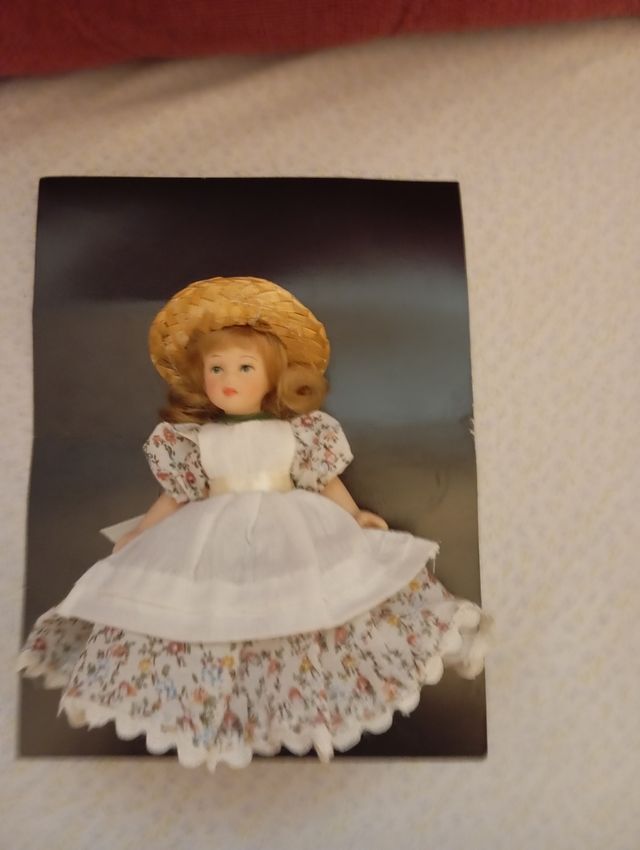 Muñeca de porcelana con sombrero