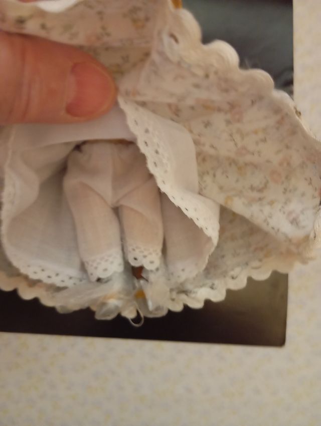 Muñeca de porcelana con sombrero