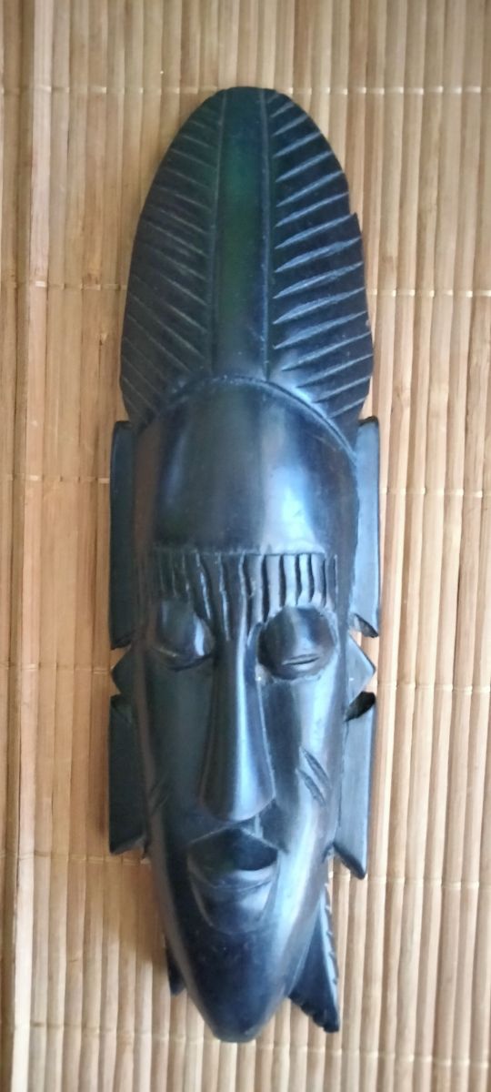 Máscara africana de ébano tallada. Precio unidad. 