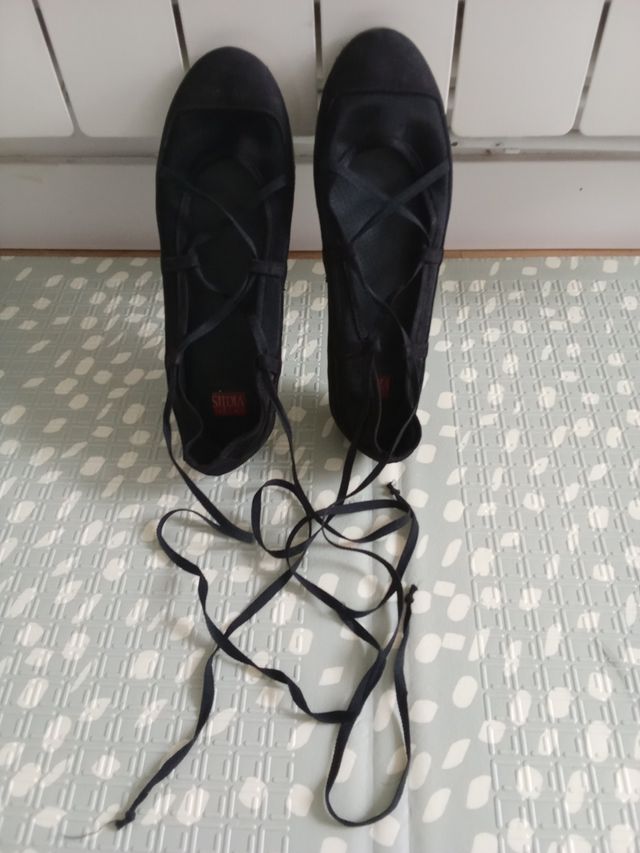 Bailarinas negras con cordones largos vialis