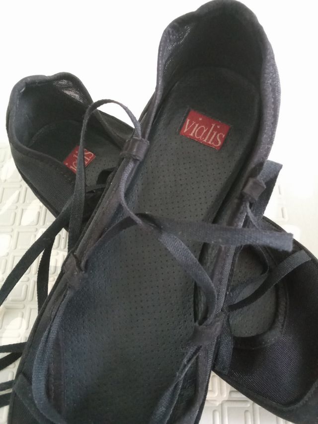 Bailarinas negras con cordones largos vialis