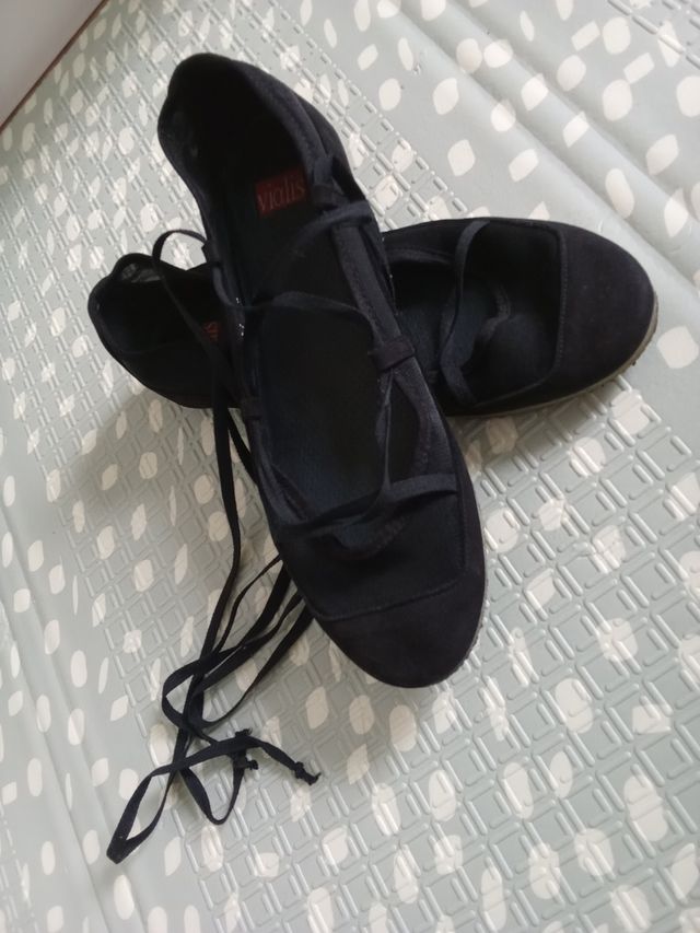 Bailarinas negras con cordones largos vialis