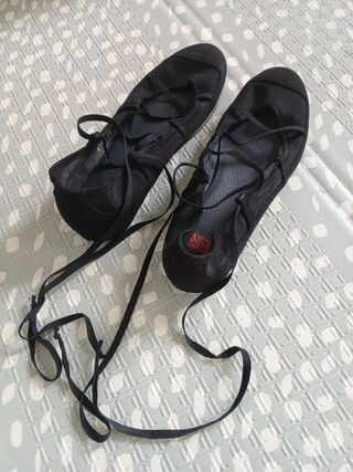 Bailarinas negras con cordones largos vialis