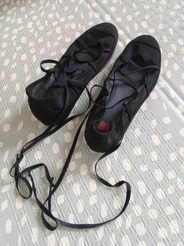Bailarinas negras con cordones largos vialis