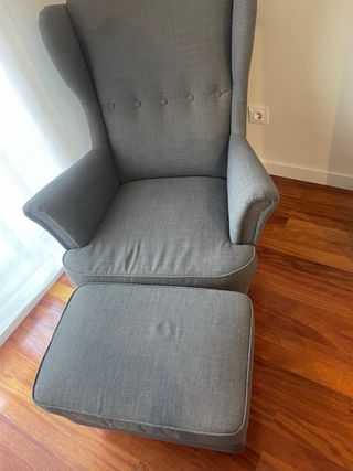 Poltrona STRANDMON grigio scuro con poggiapiedi