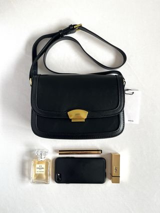 Bolso bandolera negro Mango con cierre dorado