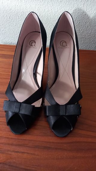Zapatos de tacón negros con lazo