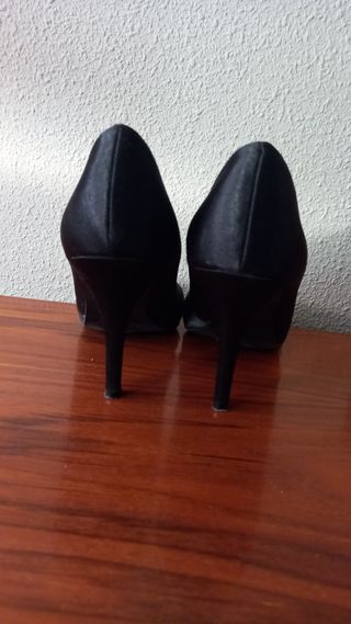 Zapatos de tacón negros con lazo