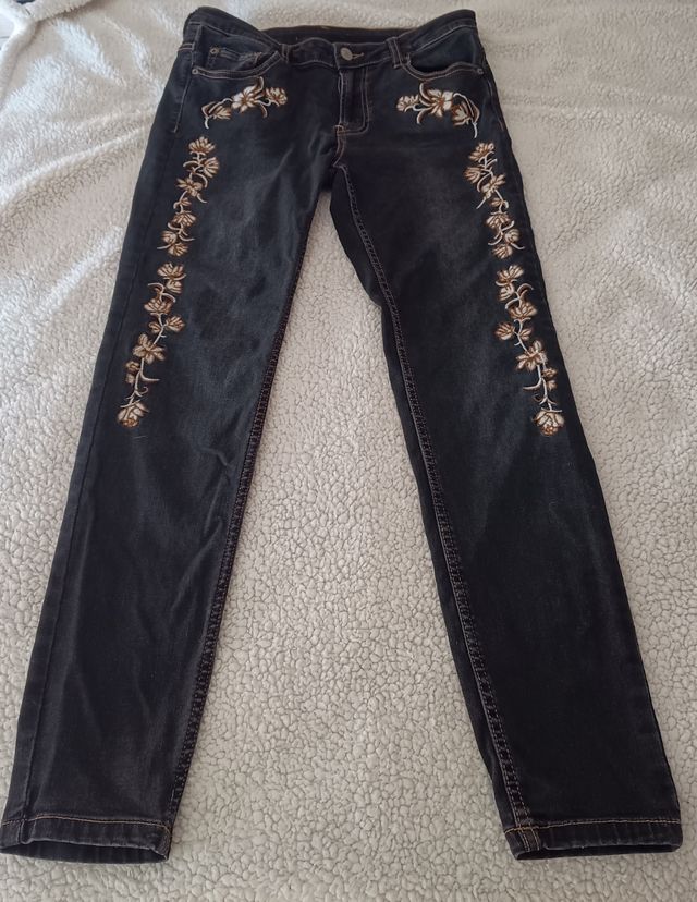 Pantalón vaquero negro bordado