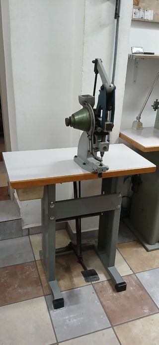 Máquina JOPEVI de Ojetes a Pedal.