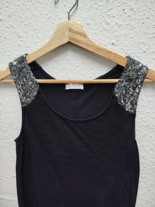 Camiseta negra con lentejuelas plateadas